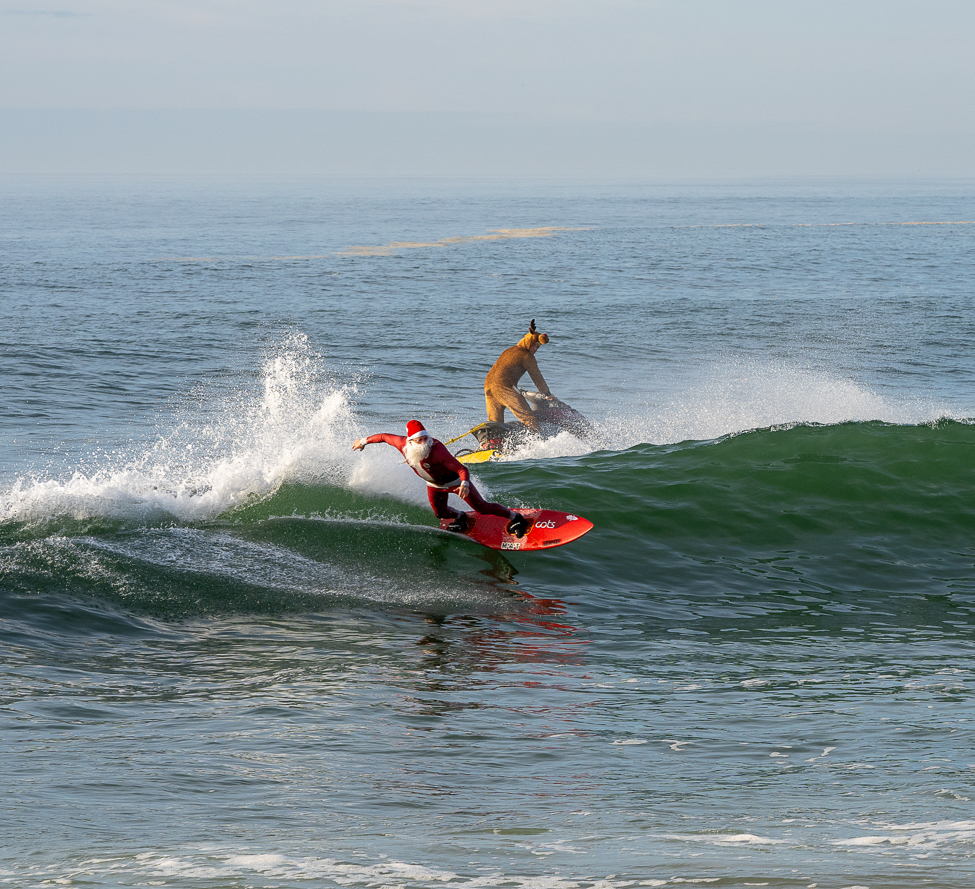 DRONE père noel qui surf